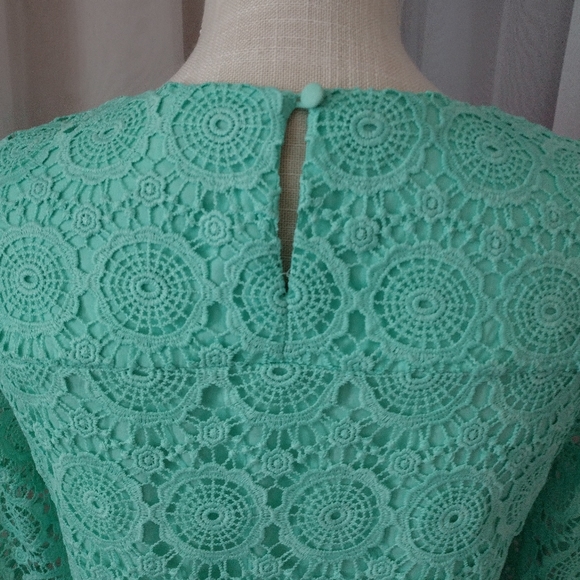 NWOT Crown and Ivy Retro/Mod Looking Lace Overlay. Size 2P - Picture 8 of 11